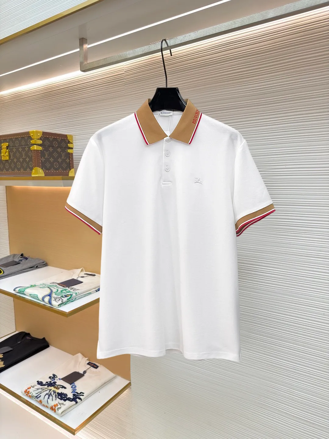Burberry New Arrival Polo shirt, complete with three labels, original fabric, original customized accessories, official Same Style, made of 210g pure cotton pique fabric, customized same-tank dyed fabric, very comfortable and smooth to the touch, very wide and stylish, produced by the first-line brand Factory, imported Behringer embroidery machine, embroidery is full and textured, the collar rib is woven with imported yarn, does not deform after long-term wear, the most New Arrival style in spring and summer, fashionable and individual Super Versatile and good-looking. It is very suitable for both men and women. It is a must-have for everyone. Size: S-XXL